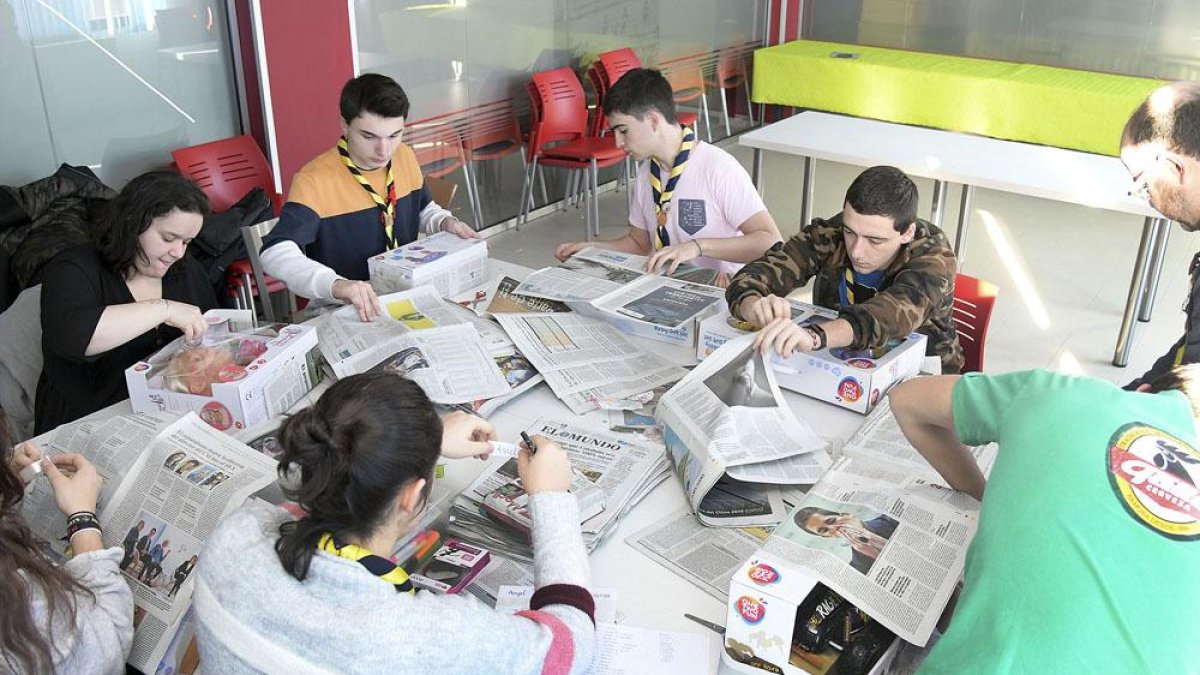 Un grupo de voluntarios envuelve los regalos que se entregarán a los niños.-ECB