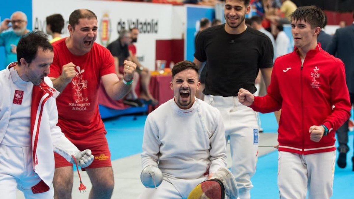 Álvaro Ibáñez celebra una victoria con sus compañeros.-ECB