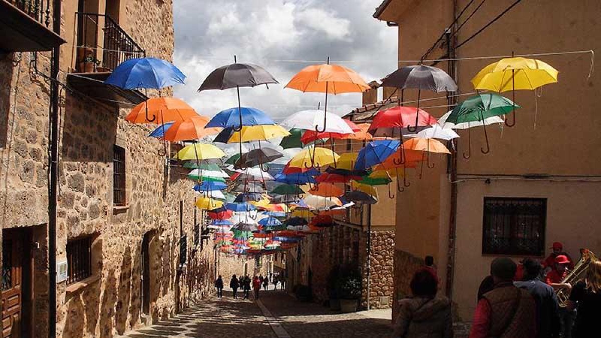 El techo de paraguas multicolores es una de las señas de identidad más reconocidas del festival.-G.G.