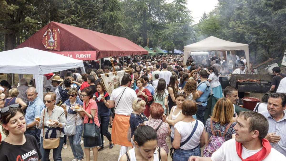 Ambiente en El Parral en una de las ediciones anteriores de la fiesta del Curpillos. ECB