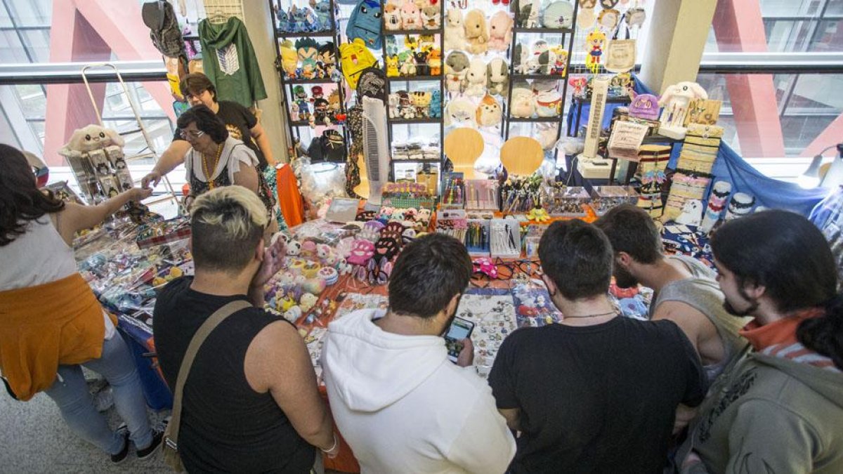 Un grupo de visitantes observan una de las zonas habilitadas para hacerse con diversos productos.-SANTI OTERO