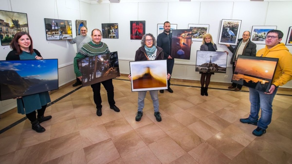 Varios socios del Fotoclub Contraluz posan con las instantáneas que exponen en el Teatro Principal. TOMÁS ALONSO