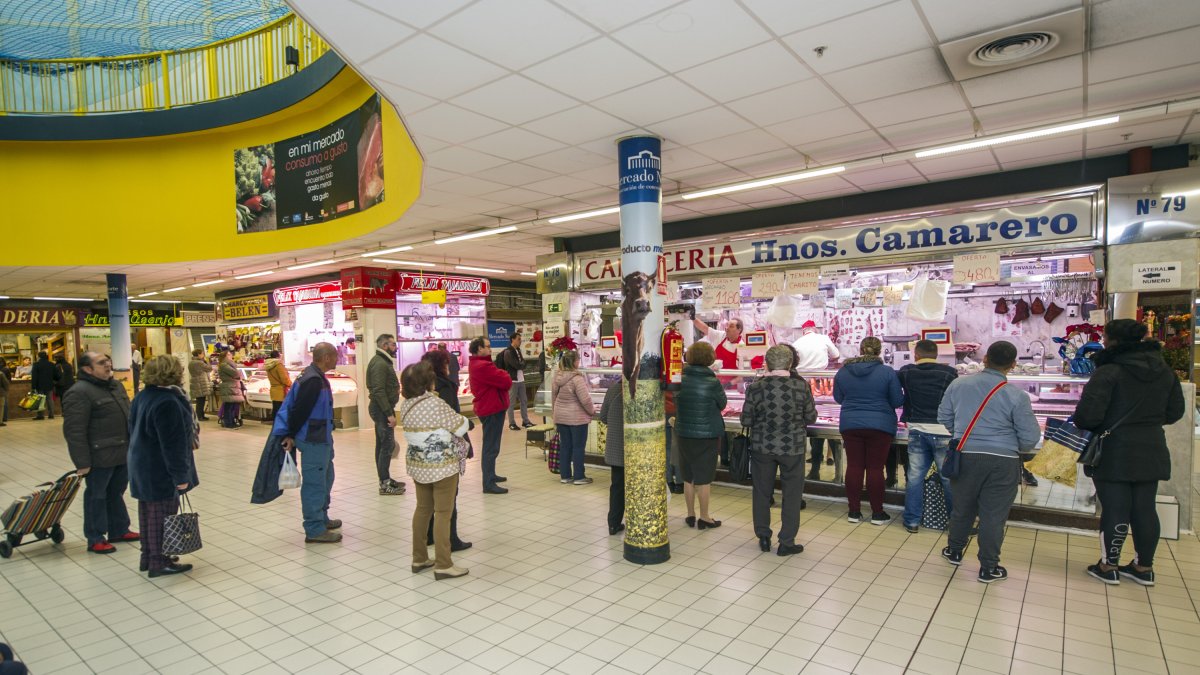 La gente guarda la distancia en la cola del Mercado Norte. ISRAEL L. MURILLO