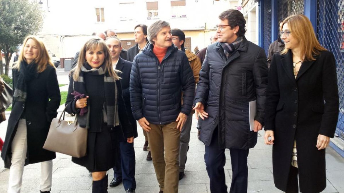 Jaime Mateu y Alfonso Fernández Mañueco, en el centro, con la alcaldesa de Aranda, Raquel González (derecha).-L. V.