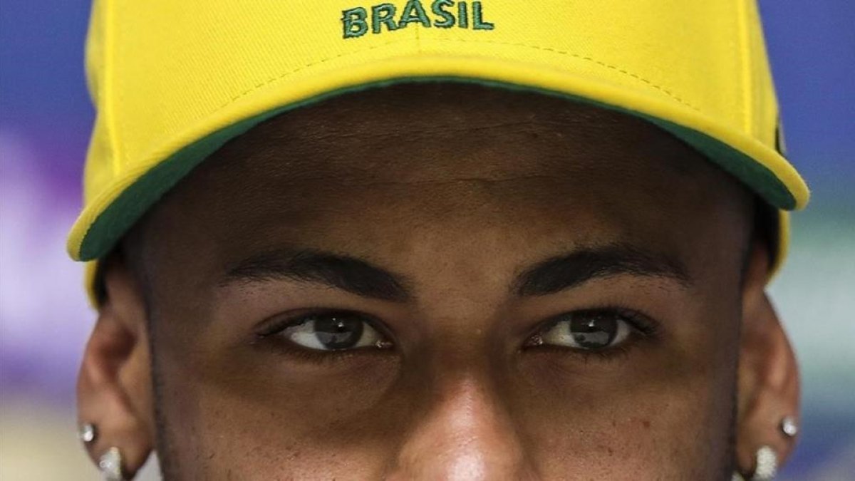 Neymar fija la mirada en los periodistas durante la rueda de prensa de este martes, en Teresópolis.-EFE / ANTONIO LACERDA