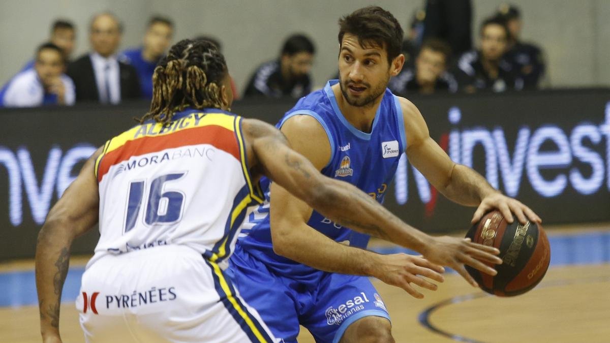 Fitipaldo busca línea de pase durante el partido ante el Andorra.-SANTI OTERO