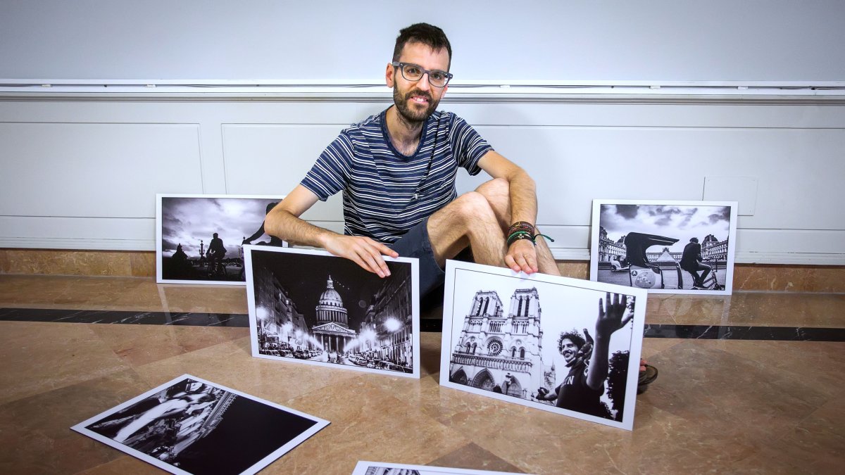 Imagen del autor con algunas de sus obras. TOMÁS ALONSO