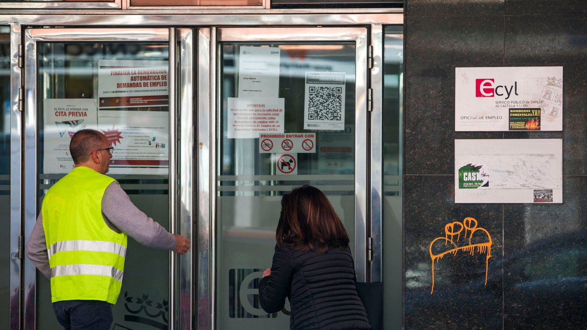 Abril registró 16.515 parados de los que 9.606 son mujeres. TOMAS ALONSO