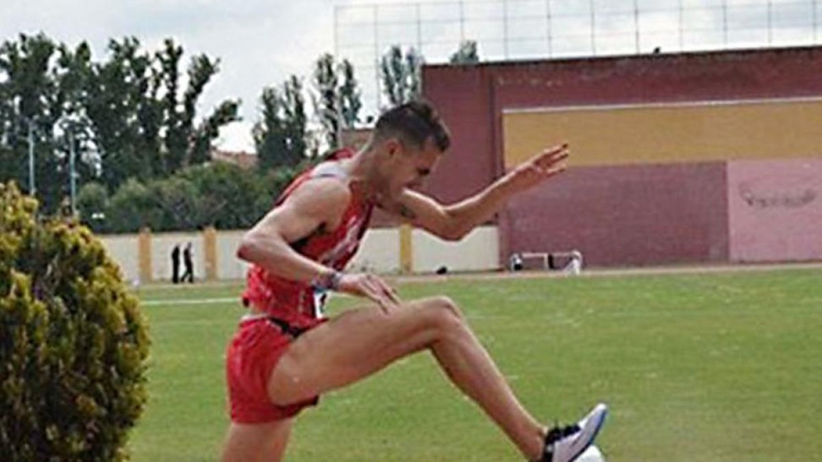 Dani Arce en plena acción en una prueba de 3.000 obstáculos-ECB