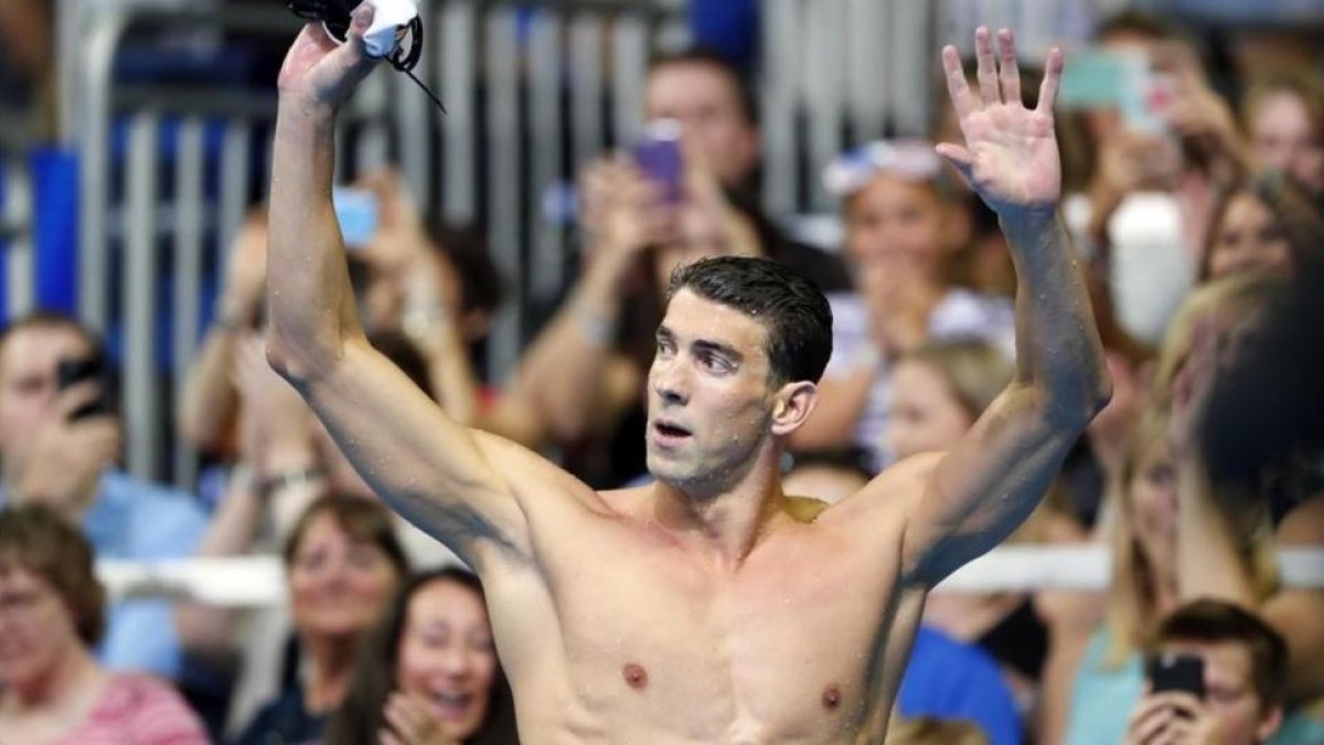 Michael Phelps saluda tras ganar los 200 mariposa.-USA TODAY SPORTS / ROB SCHUMACHER