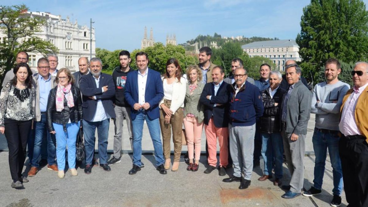 Foto de familia de los socialistas de la agrupación municipal, con Daniel de la Rosa en el centro.-ICAL