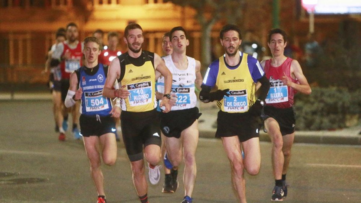 Grupo de cabeza de la San Silvestre Cidiana 2018 en la que se impuso finalmente Borja de Diego-Raúl G. Ochoa