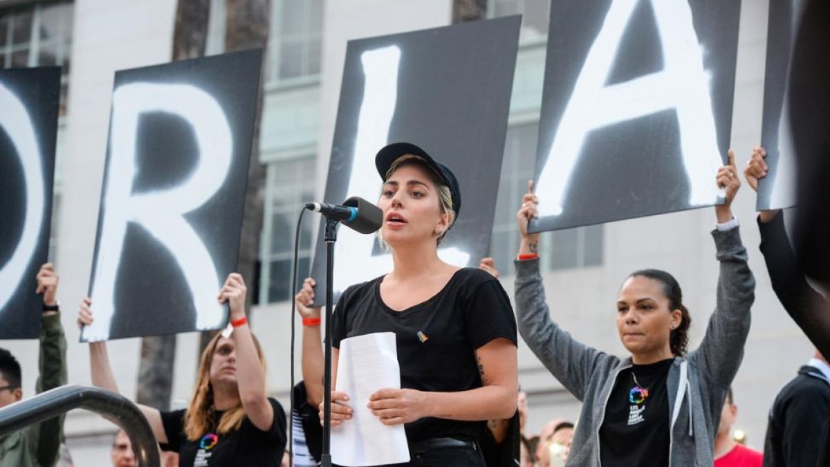 Lady Gaga, durante el acto de homenaje a las víctimas de la tragedia de Orlando celebrado en Los Ángeles, el 13 de junio.-AP / KEITH DURFLINGER