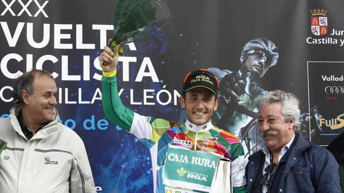 Carlos Barbero portará hoy el maillot que le acredita como líder de la general individual de la carrera.-ICAL