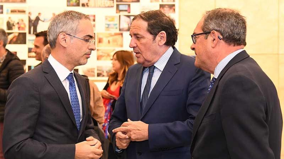 Antonio María Sáezz Aguado, charla con Javier Sánchez (I)y Baudilio Fernández Mardomingo (D).-RICARDO ORDOÑEZ