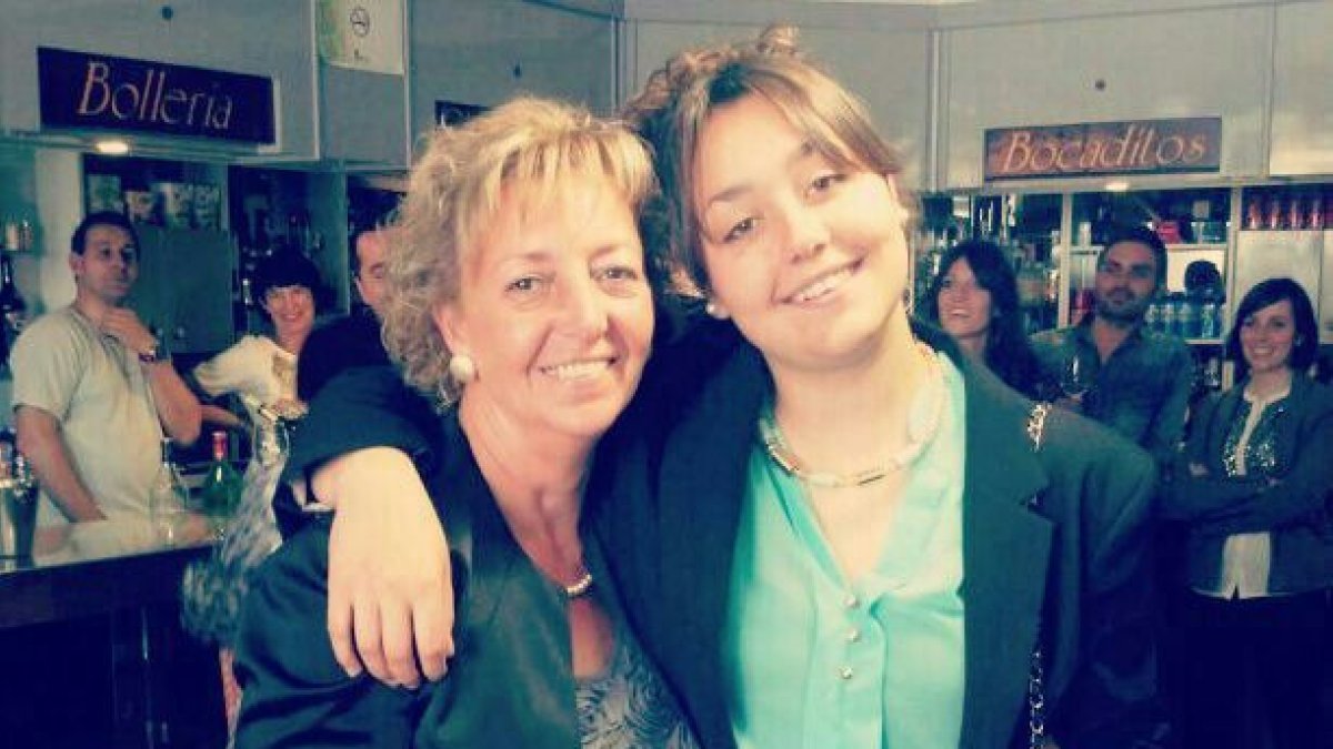 La joven burgalesa en una imagen con su madre. ECB