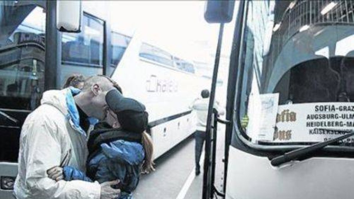 Despedida junto a un bus que va de Bulgaria a otros países de la UE.-Foto: REUTERS / STOYAN NENOV
