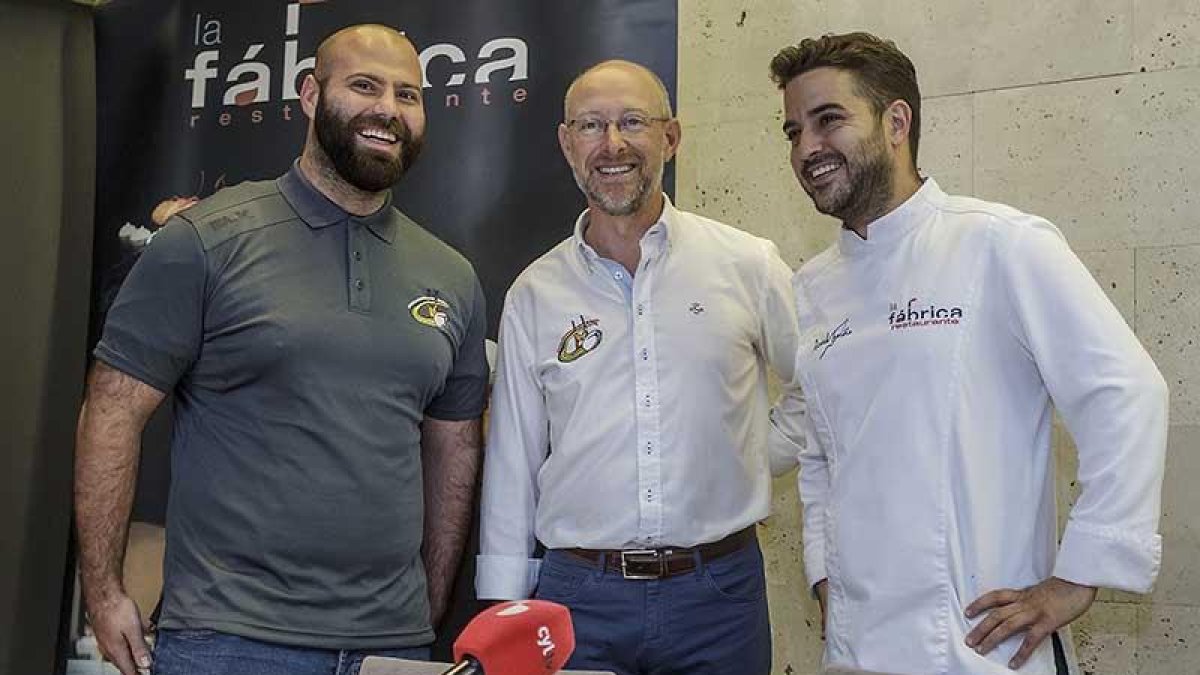 Mattius Pisapia posa con el presidente del club, Iñaki Sicilia, y con el patrocinador Ricardo Temiño, ayer.-SANTI OTERO