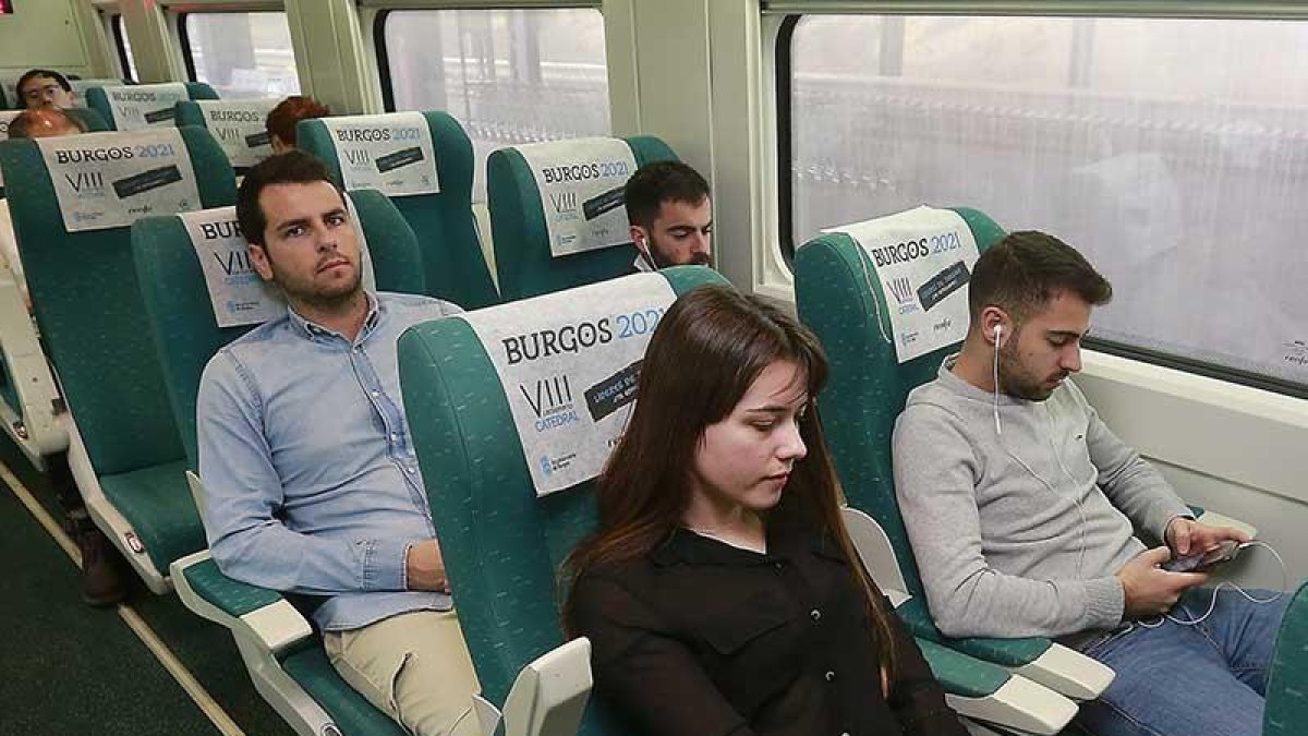 Pasajeros en el primer tren que estrenó la publicidad de Burgos.-R. OCHOA