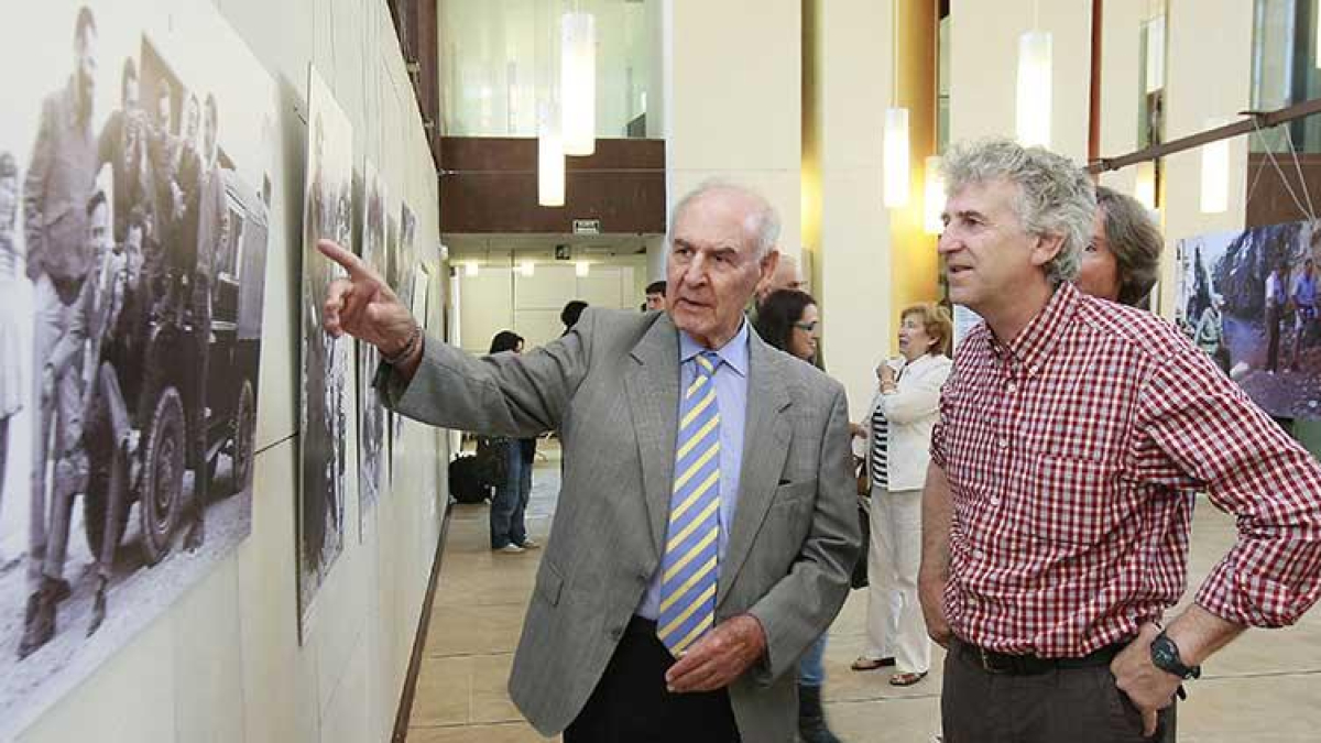 Emiliano Aguirre explica un detalle de una fotografía a Juan Luis Arsuaga durante la inauguración de una exposición en la sede de la Fundación Atapuerca.-RAÚL OCHOA