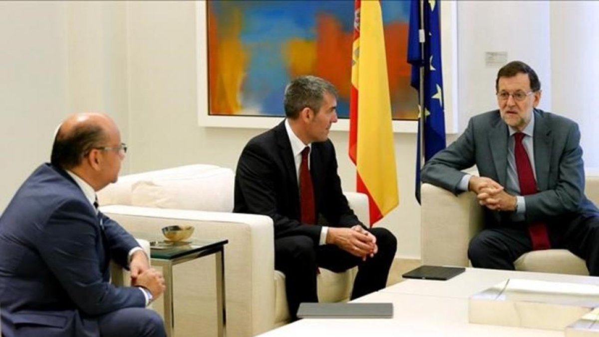 El líder y la secretaria general del PP, Mariano Rajoy y Dolores de Cospedal, en la reunión que han mantenido este martes con el presidente del Gobierno canario, Fernando Clavijo, y el secretario general de Coalición Canaria, José Miguel Barragán.-JUAN MANUEL PRATS