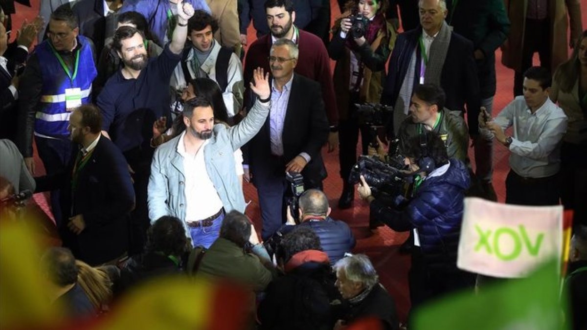Santiago Abascal, a su llegada este sábado al acto electoral de VOX en Leganés, Madrid.-KIKO HUESCA (EFE)