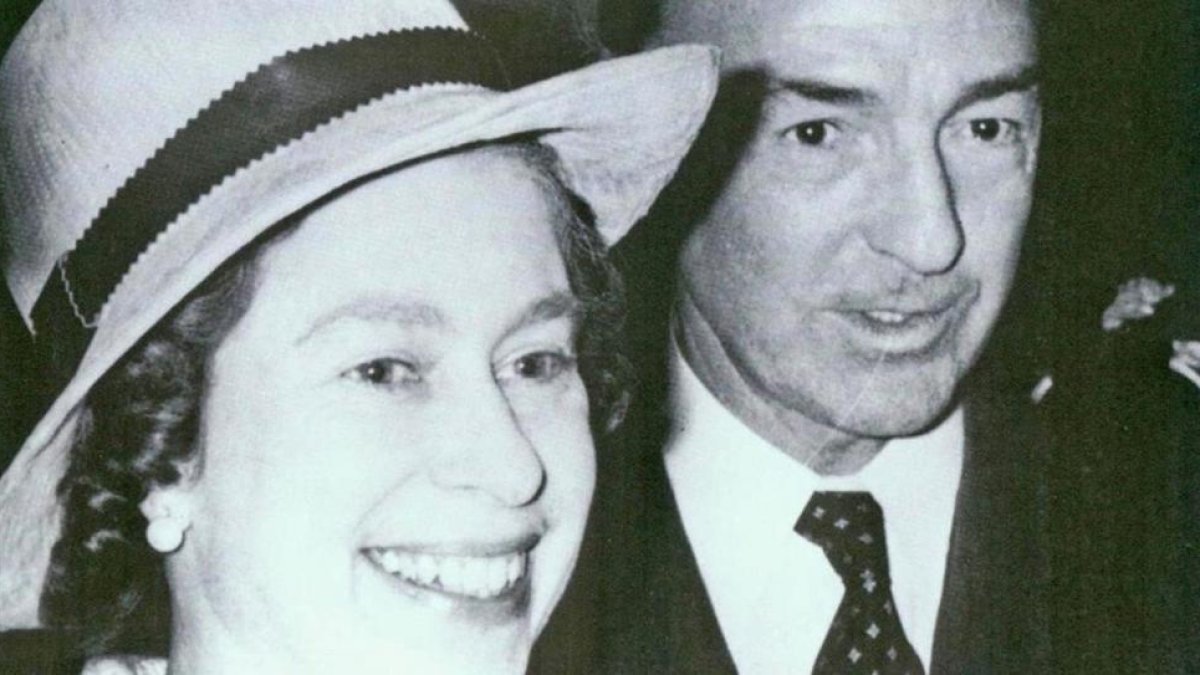 John Profumo, protagonista de uno de los casos de espionaje más famosos de la guerra fría, con la reina Isabel, en una fotografía tomada en 1966 en Londres.-