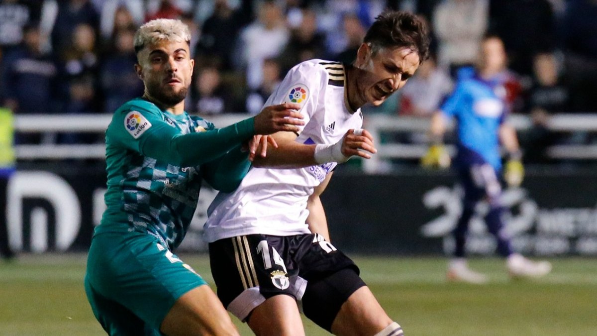 Elgezabal protege el balón en un partido de la pasada temporada en El Plantío. SANTI OTERO