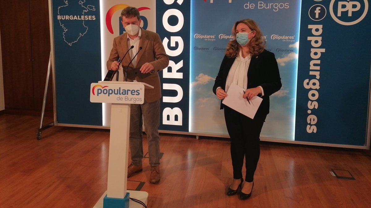 Javier Lacalle y Cristina Ayala, senadores del PP por Burgos. D.S.M.
