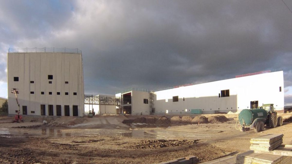 Las obras en la nueva fábrica presentaban ayer este estado.-ISRAEL L. MURILLO