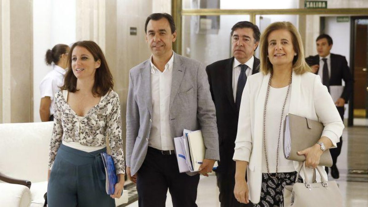 Los integrantes del equipo negociador del PP, esta mañana, a su llegada al Congreso.-EL PERIÓDICO