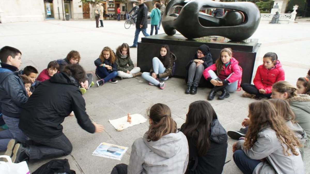 La última parada acerca a los niños hasta las esculturas de Henry Moore.-Educación CAB