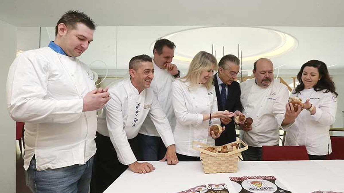 Un momento de la presentación de la cita micológica, en la que estuvieron algunos de los chefs que participarán.-R. O.
