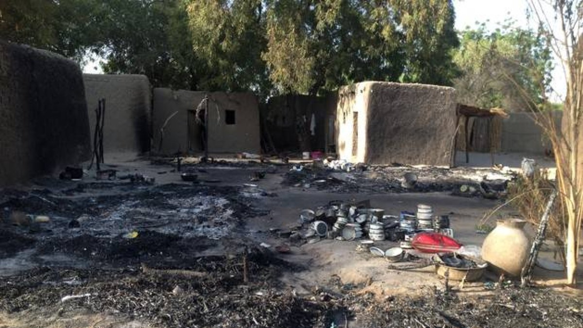 Casas arrasadas tras un ataque de Boko Haram en Camerún, el pasado 13 de febrero.-Foto: AFP