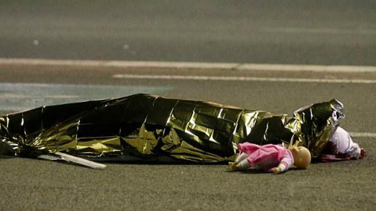 Un conductor arrolla con un camión a la multitud y causa al menos 73 muertos.-REUTERS / ERIC GAILLARD