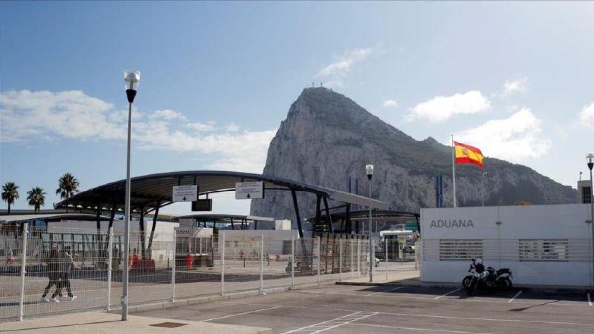 El Peñón de Gibraltar, visto desde la frontera española, el pasado 15 de noviembre-JOAN NAZCA (REUTERS)