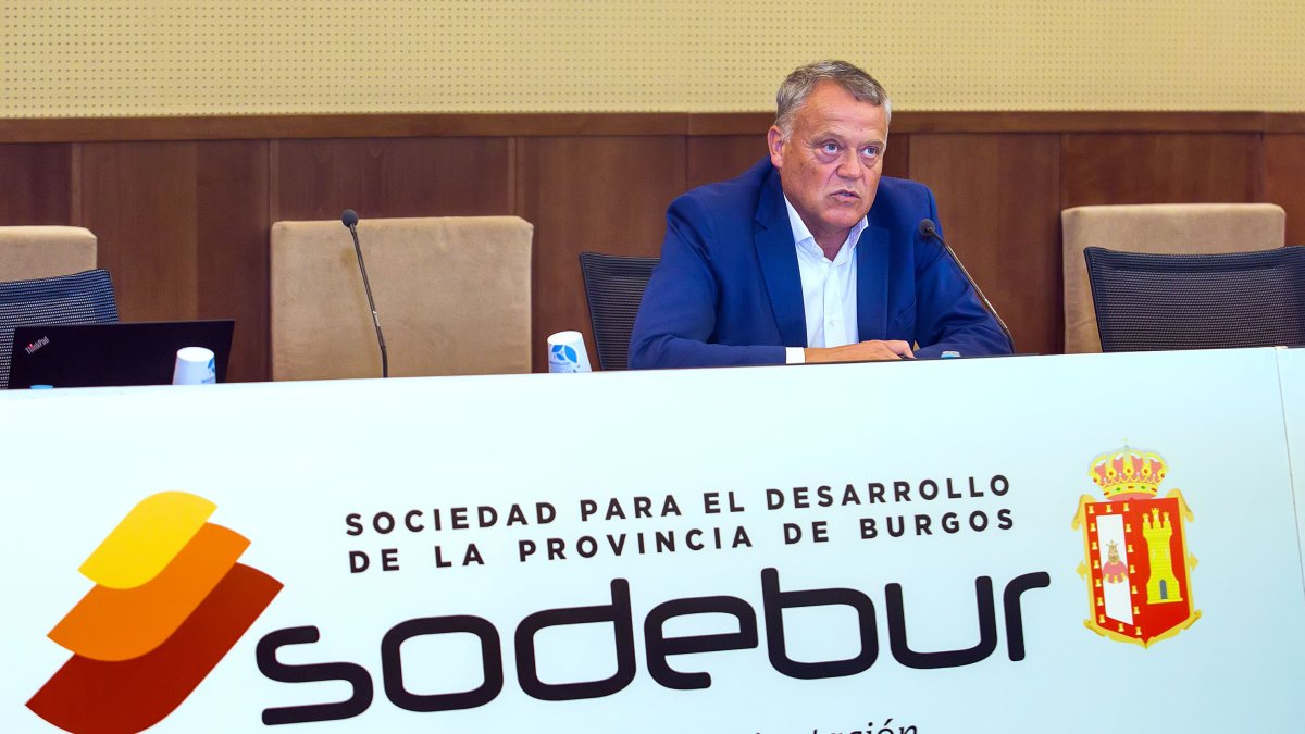 El presidente del Consejo de Administración de Sodebur, Lorenzo Rodríguez, anunció las subvenciones en el Real Monasterio de San Agustín. TOMAS ALONSO