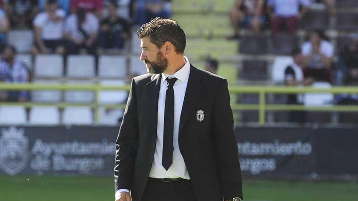 FernandoEstévez mira con atención un partido en El Plantío.-ISRAEL L. MURILLO