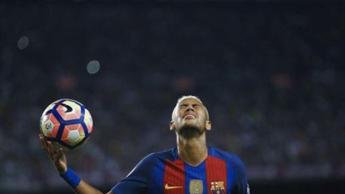 Neymar se lamenta de una ocasión perdida durante el partido que el Barça disputó contra el Atlético en el Camp Nou, el pasado miércoles.-EFE / ALEJANDRO GARCÍA
