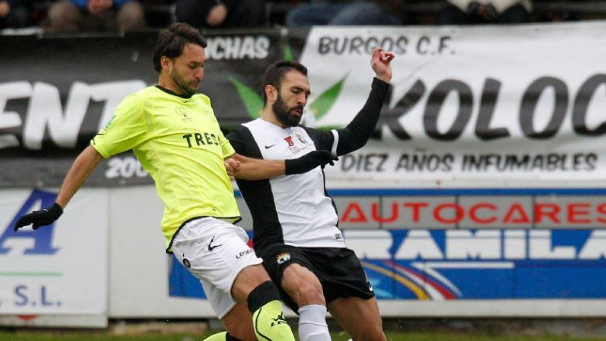 Rodri pugna por el esférico junto a un jugador del Lealtad la pasada campaña.-SANTI OTERO