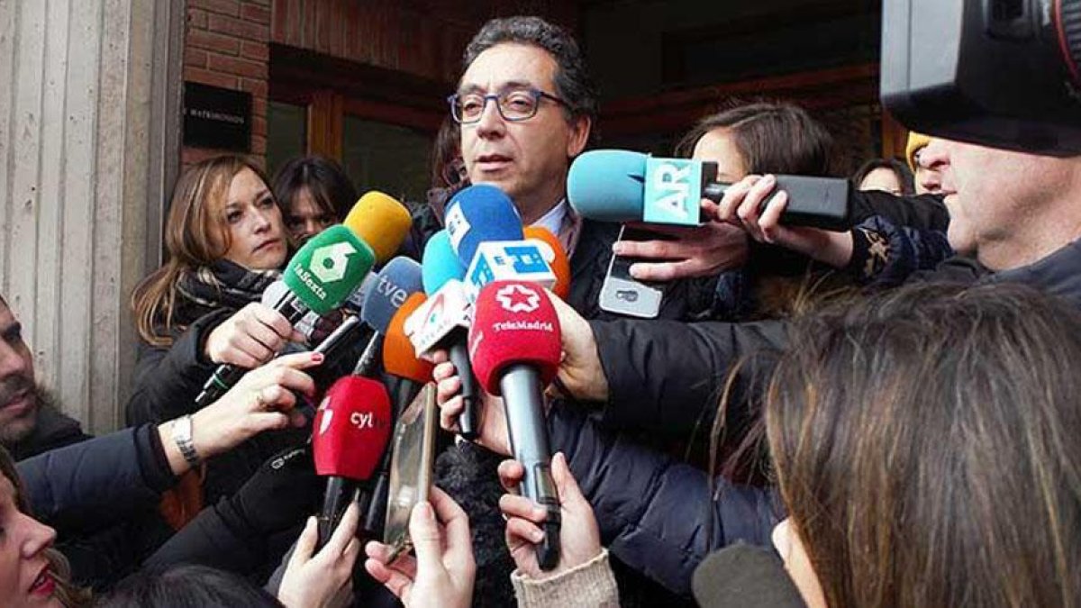El abogado de Clara Campoamor, Luis Antonio Calvo, a las puertas del juzgado de Aranda en una imagen de archivo.-L.V.