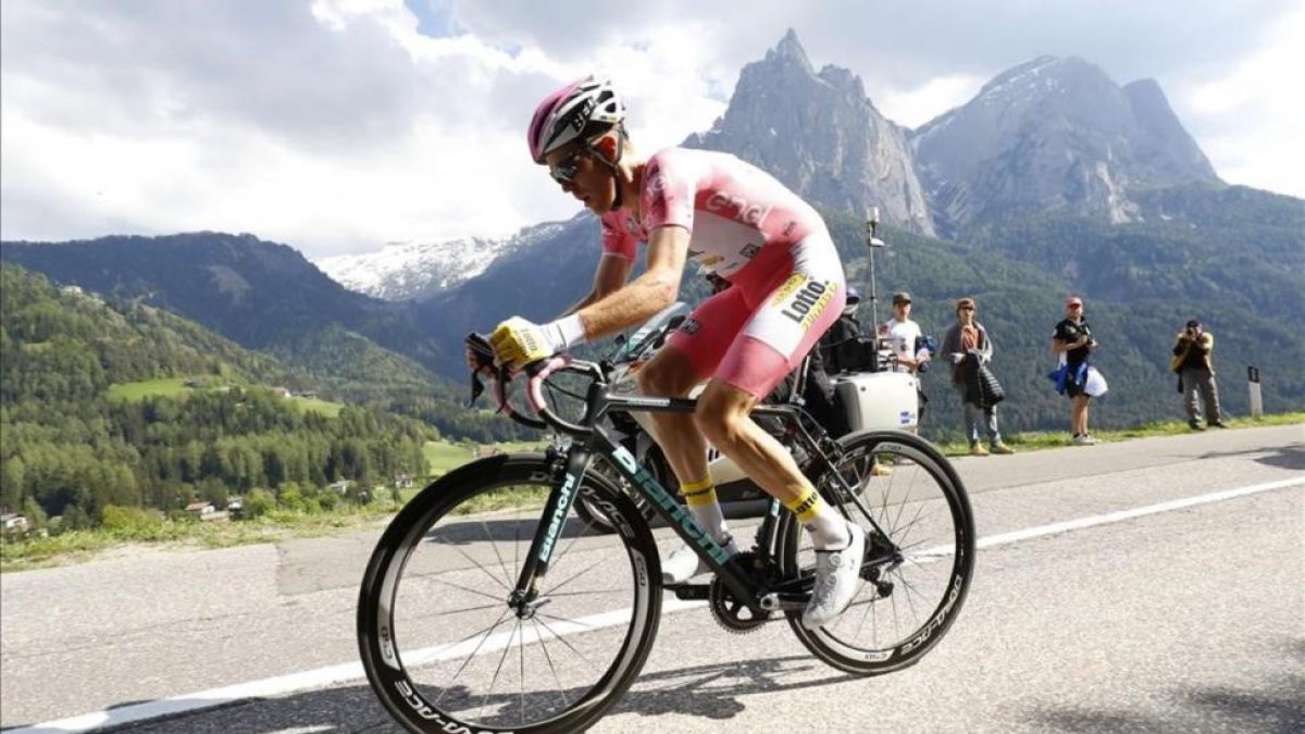 Steven Kruijswijk, con la 'maglia rosa', durante la ascensión a Alpe di Suisi.-AFP