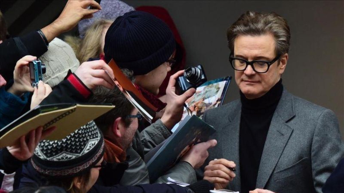 El actor Colin Firth, firmando autógrafos en el estreno de 'El editor de libros'.-AFP / JOHN MACDOUGALL
