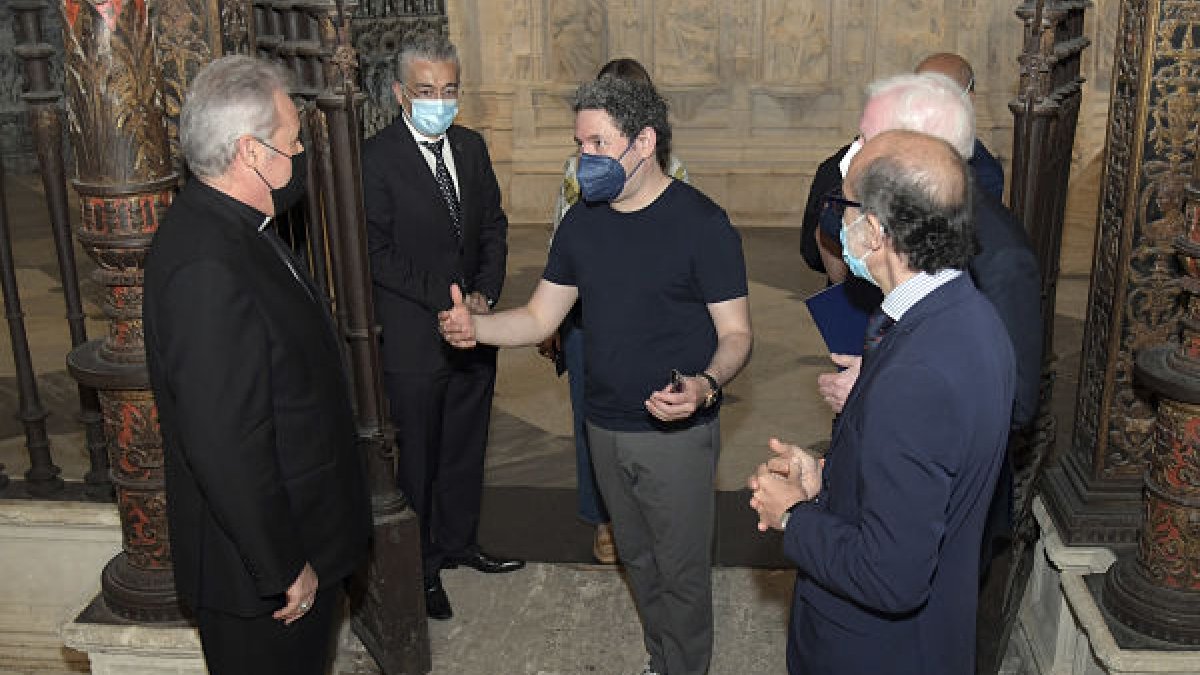 Gustavo Dudamel en un instante de sus visita a la Catedral, donde dirigirá dos conciertos. ICAL