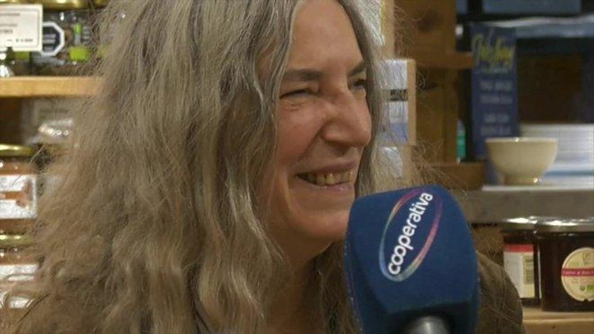 La cantante y poetisa estadounidense Patti Smith dijo que quien verdaderamente cambia el mundo es la gente corriente, y envió un mensaje a los manifestantes que llevan un mes reclamando mejores servicios básicos en las calles de Chile.-EFE