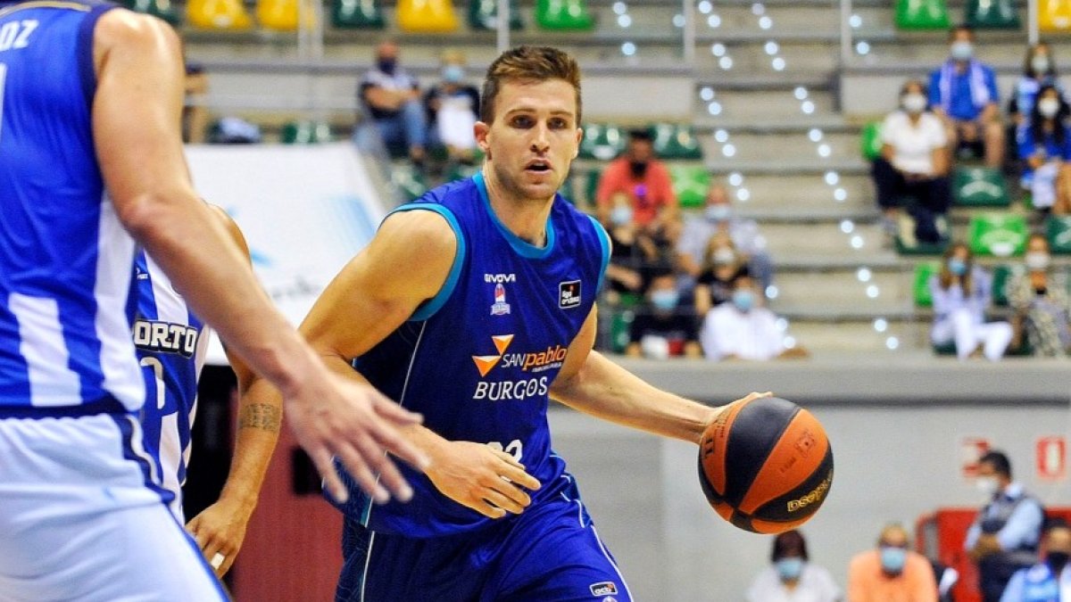 Rabaseda penetra a canasta en el duelo ante el Oporto. TOMÁS ALONSO
