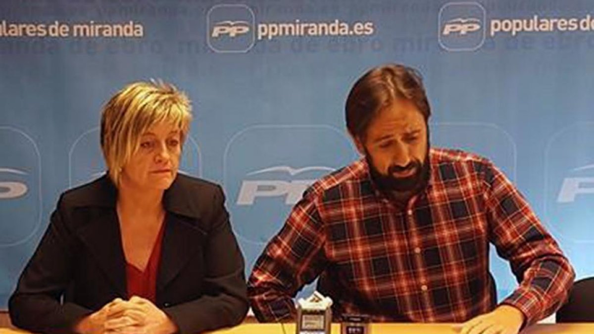 Rosario Fernández y Sergio Montoya durante la presentación de sus 25 medidas.-ECB