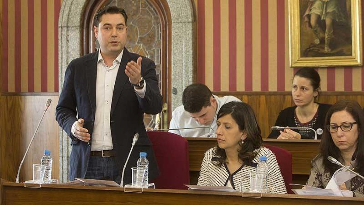 El portavoz socialista, Daniel de la Rosa, en una intervención durante un Pleno.-RAÚL G. OCHOA