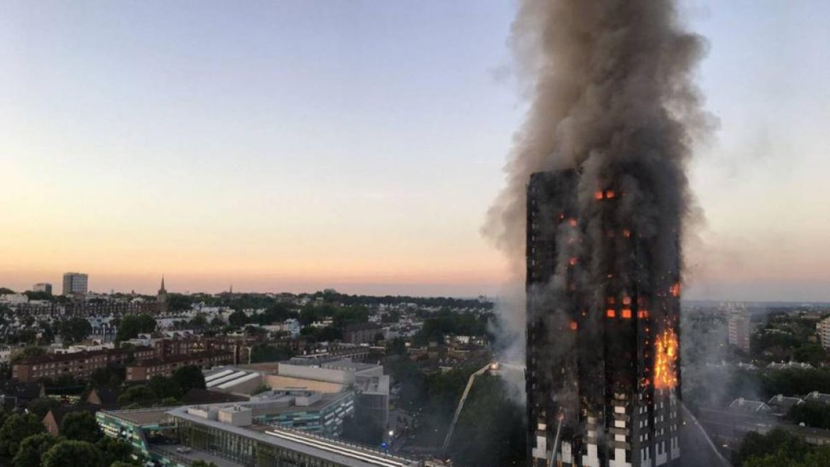El edificio en llamas.-AFP