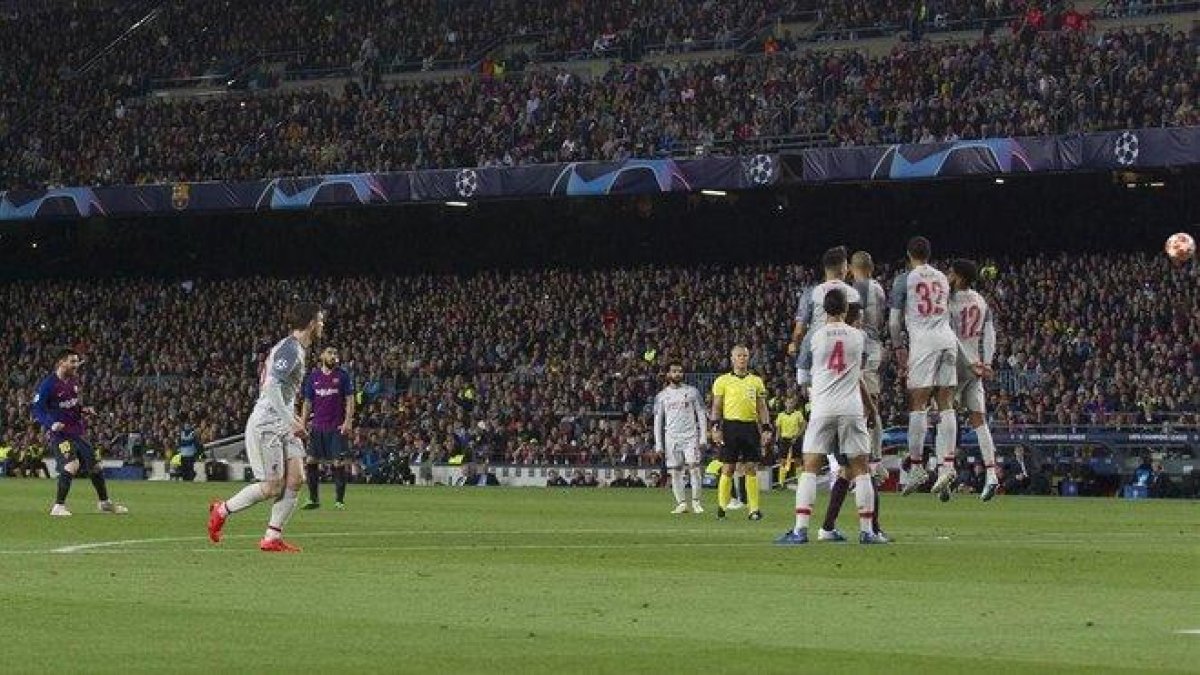 Messi tras lanzar la falta que acabó en gol al Liverpool en el Camp Nou.-ALBERT BERTRAN